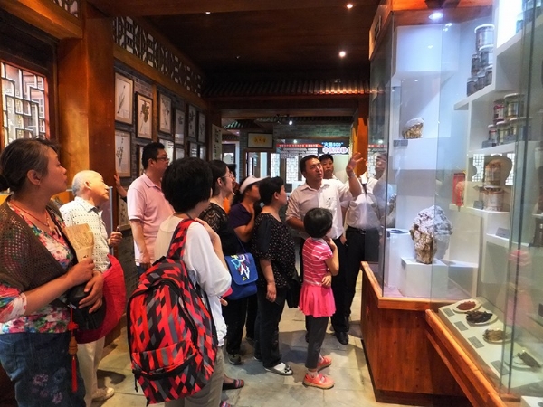 3   中医博物馆接待游客参观