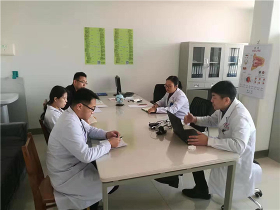 眼科医务人员讨论病情.jpg