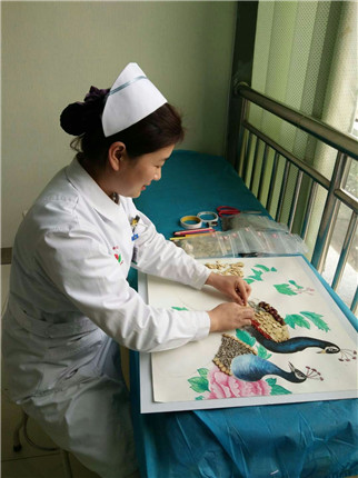 护理人员在制作叶画中 (2).jpg